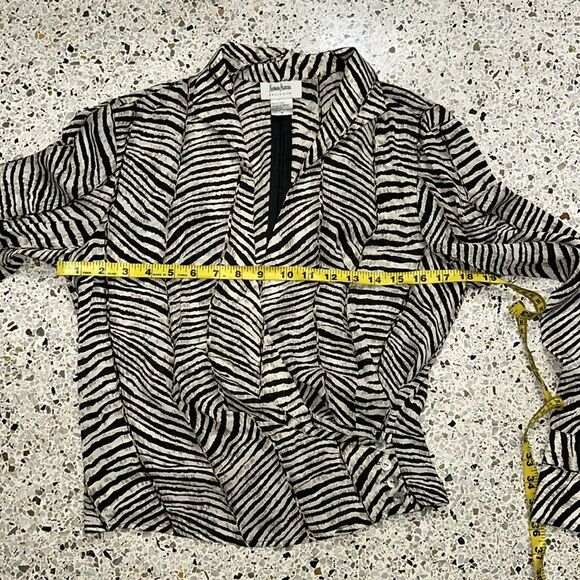 Neiman Marcus 100% silk blouse animal print 8 black cream - Picture 7 of 8